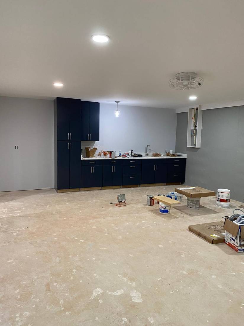 Basement kitchenette: Cabinets installed